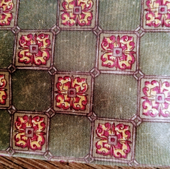 Van Heusen classic tie. All silk made in Mexico, green and golden. $19 - Picture 4 of 5